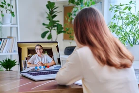 Junge Frau in Online-Therapie