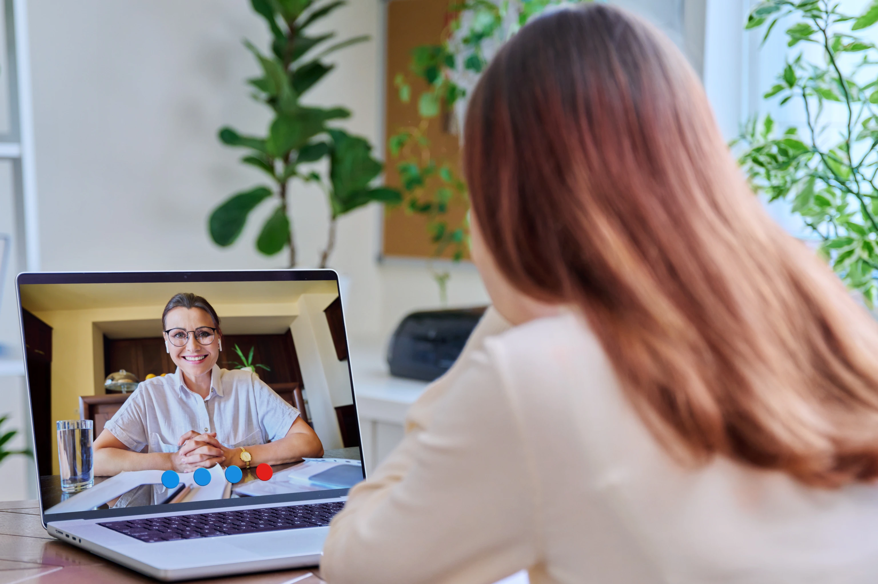 Junge Frau in Online-Therapie