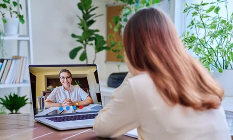 Junge Frau in Online-Therapie
