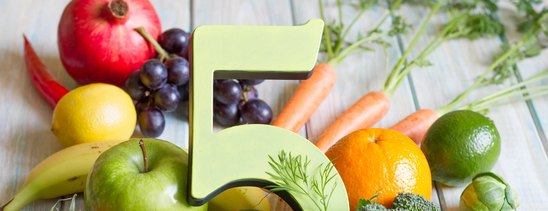 Obst und Gemüse mit einer "5" im Vordergrund