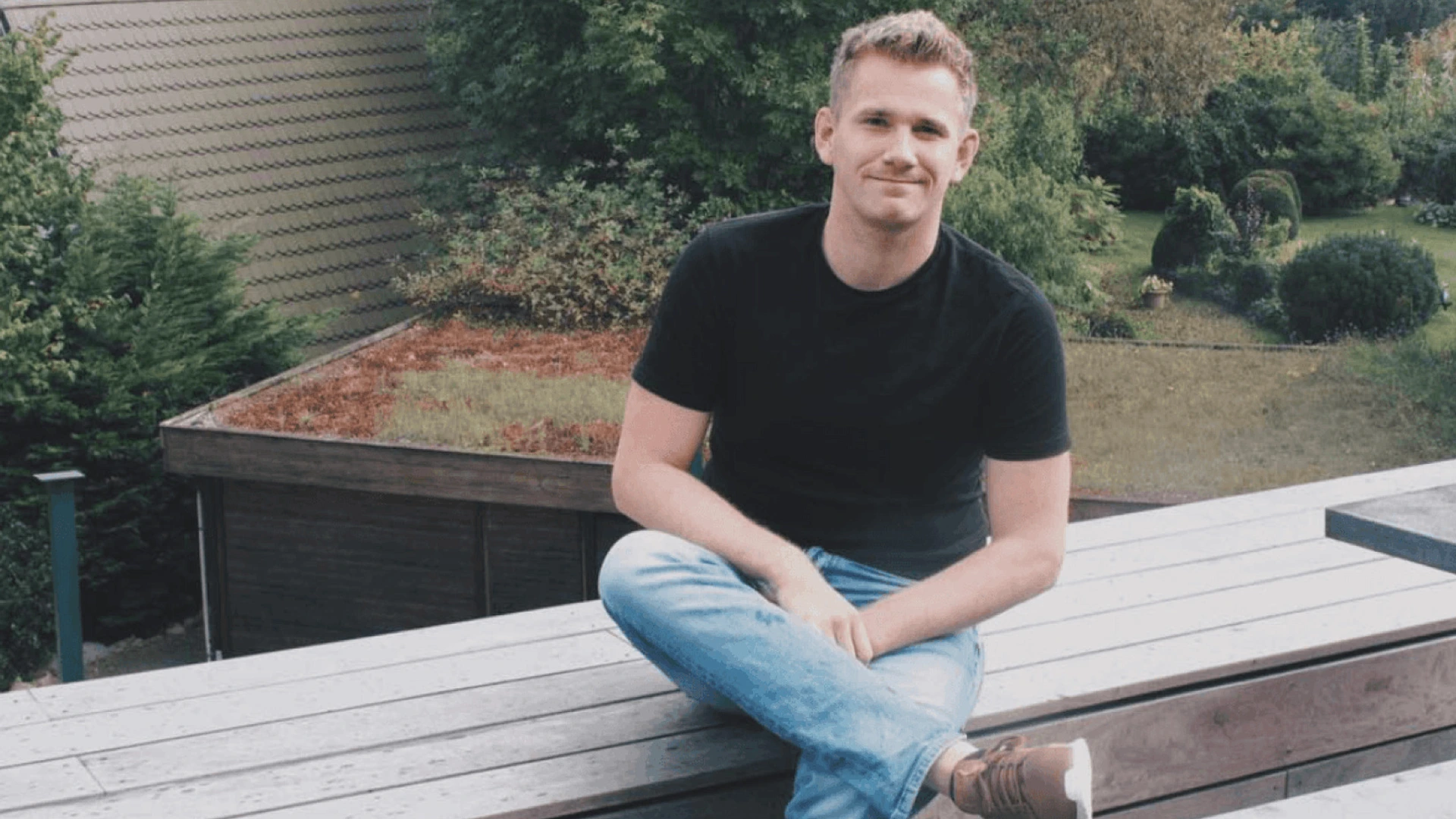 Autor Hannes Hilbrecht auf der Terrasse bei seinem Arbeitgeber. | © Mandarin