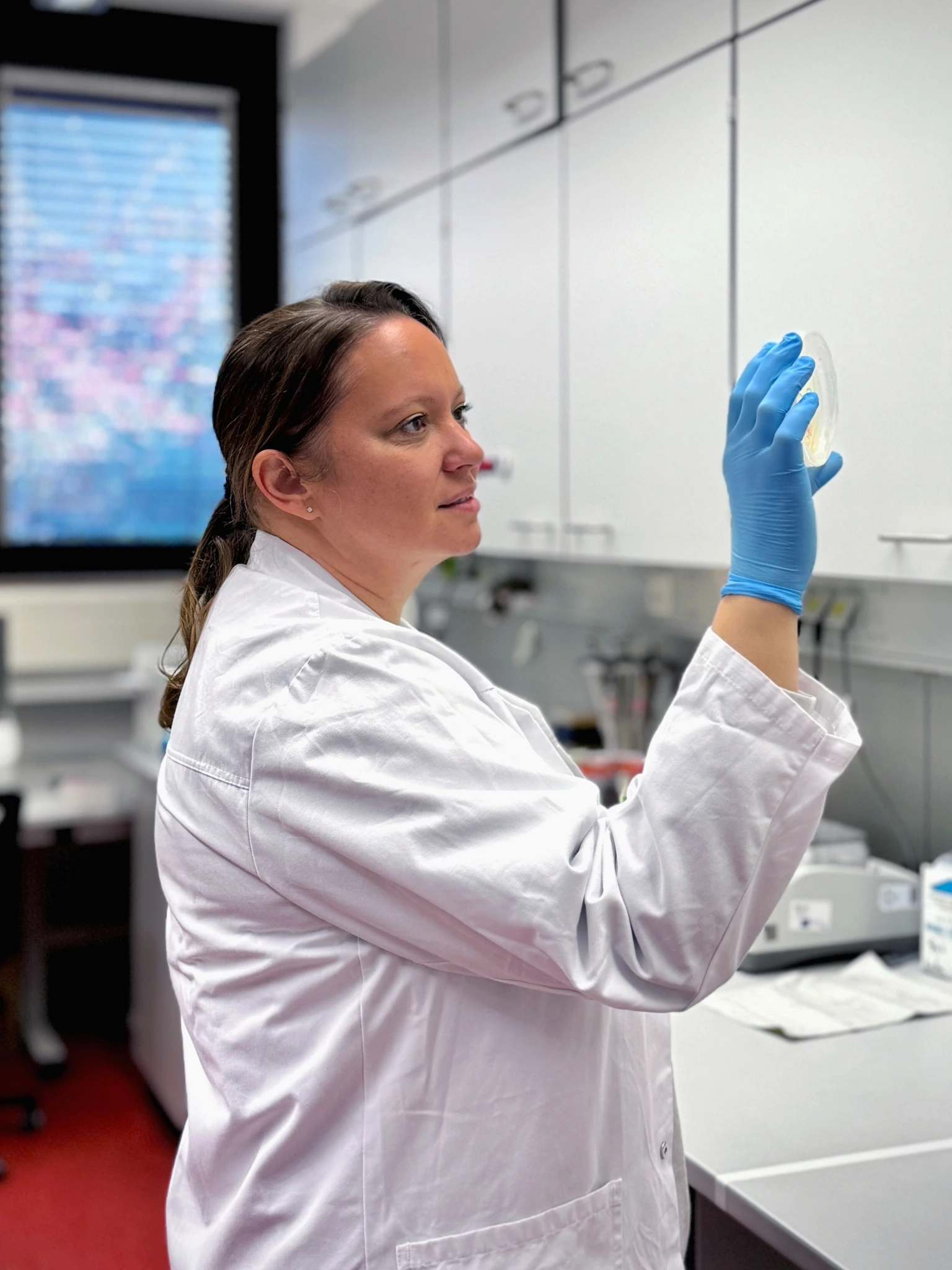 Dr. Michelle Vincendeau im Labor.