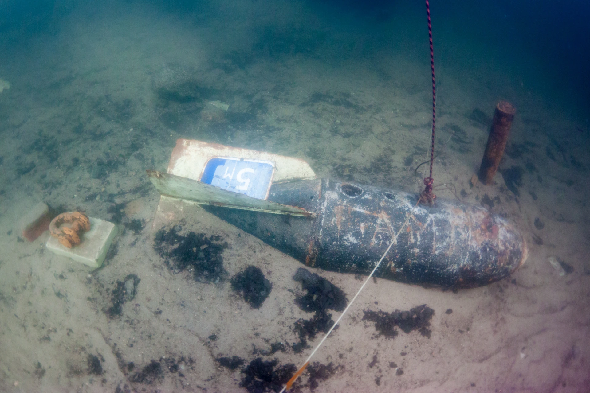 Фугасная авиабомба на дне подводного полигона для тренировки дайверов