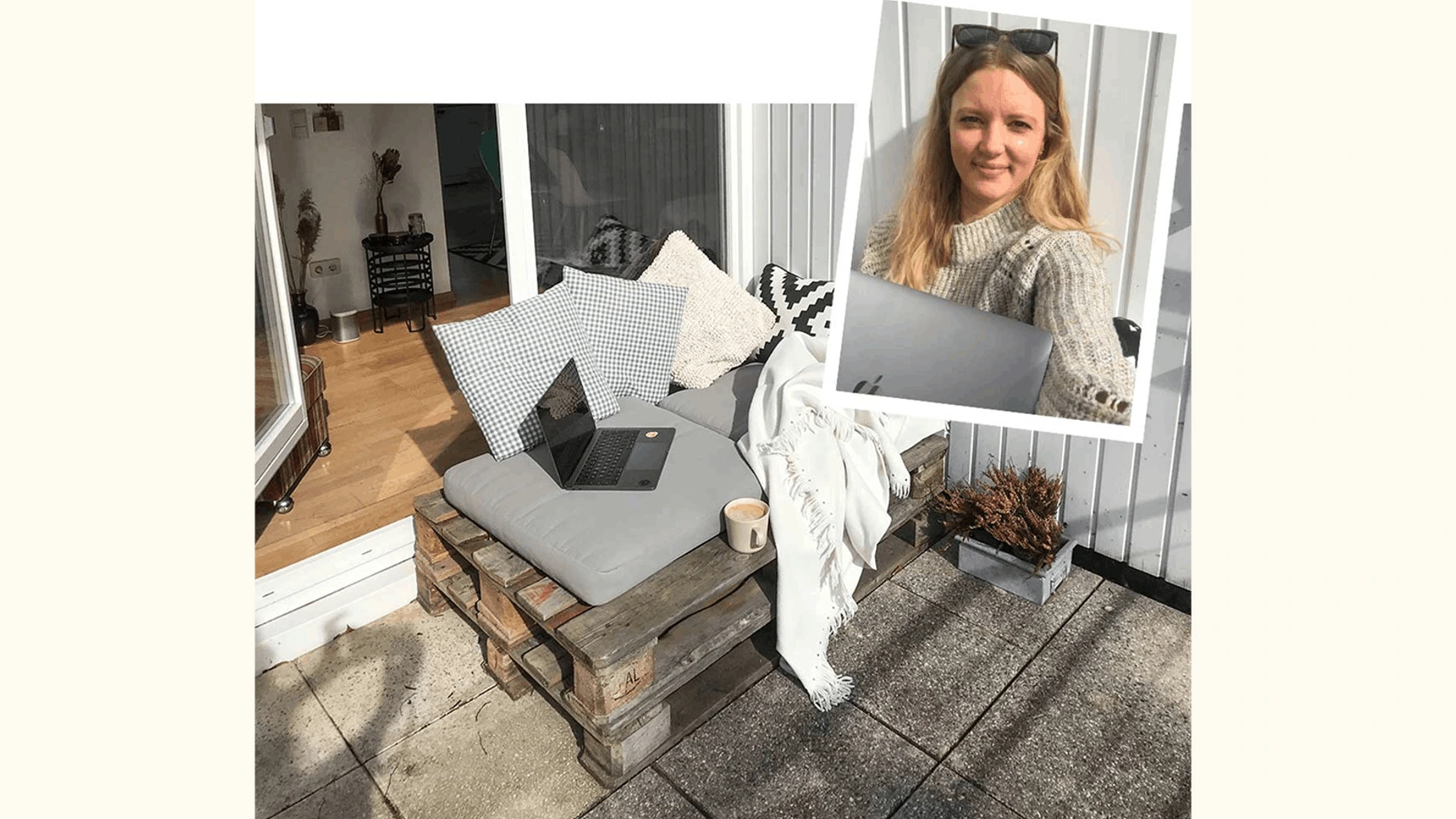 Frau mit Laptop auf sonniger Terrasse sitzt auf Palettenbank mit Kissen, Decke und Kaffeetasse von PALMBERG
