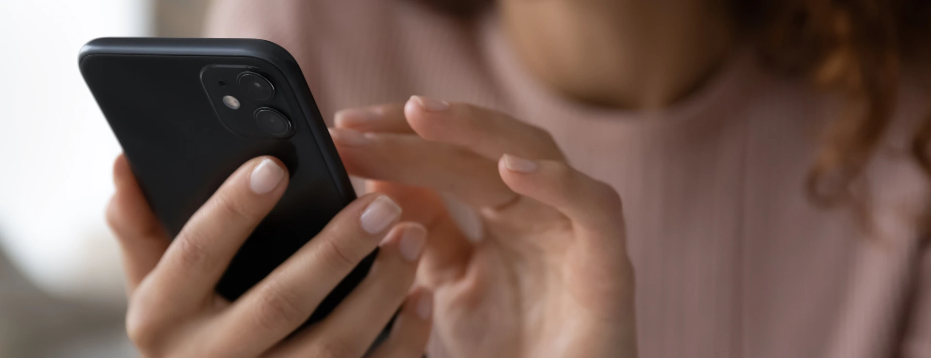 Lächelnde Frau mit Smartphone