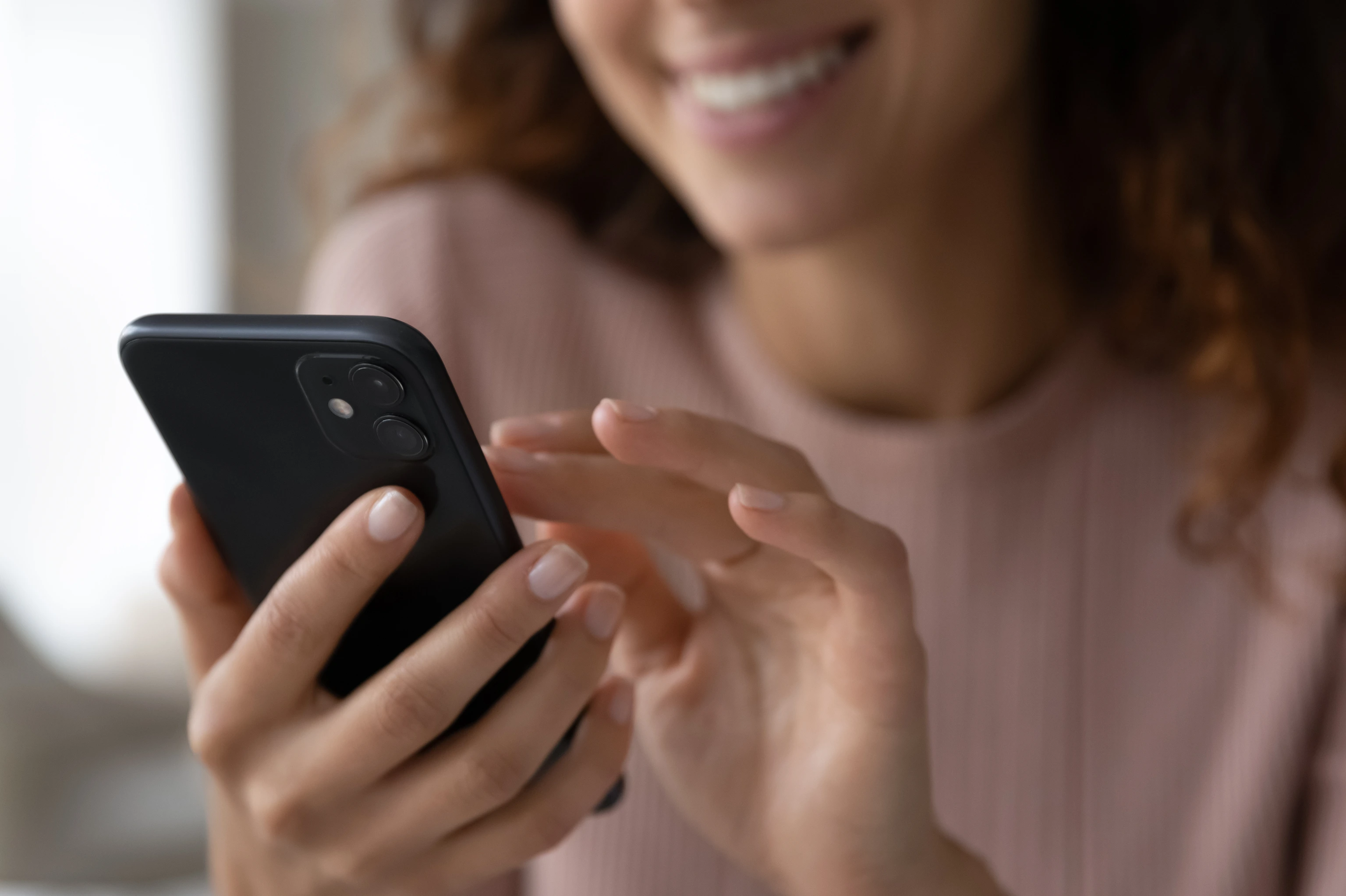 Lächelnde Frau mit Smartphone