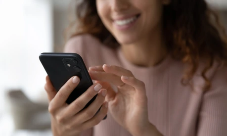 Frau nutzt App für Heuschnupfen