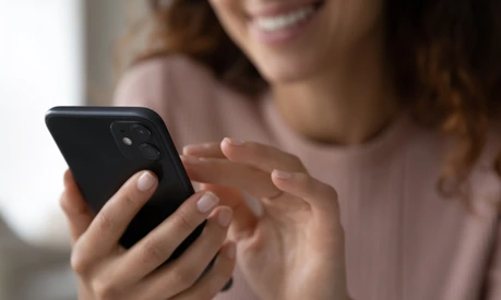Lächelnde Frau mit Smartphone