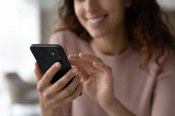 Frau nutzt App für Heuschnupfen