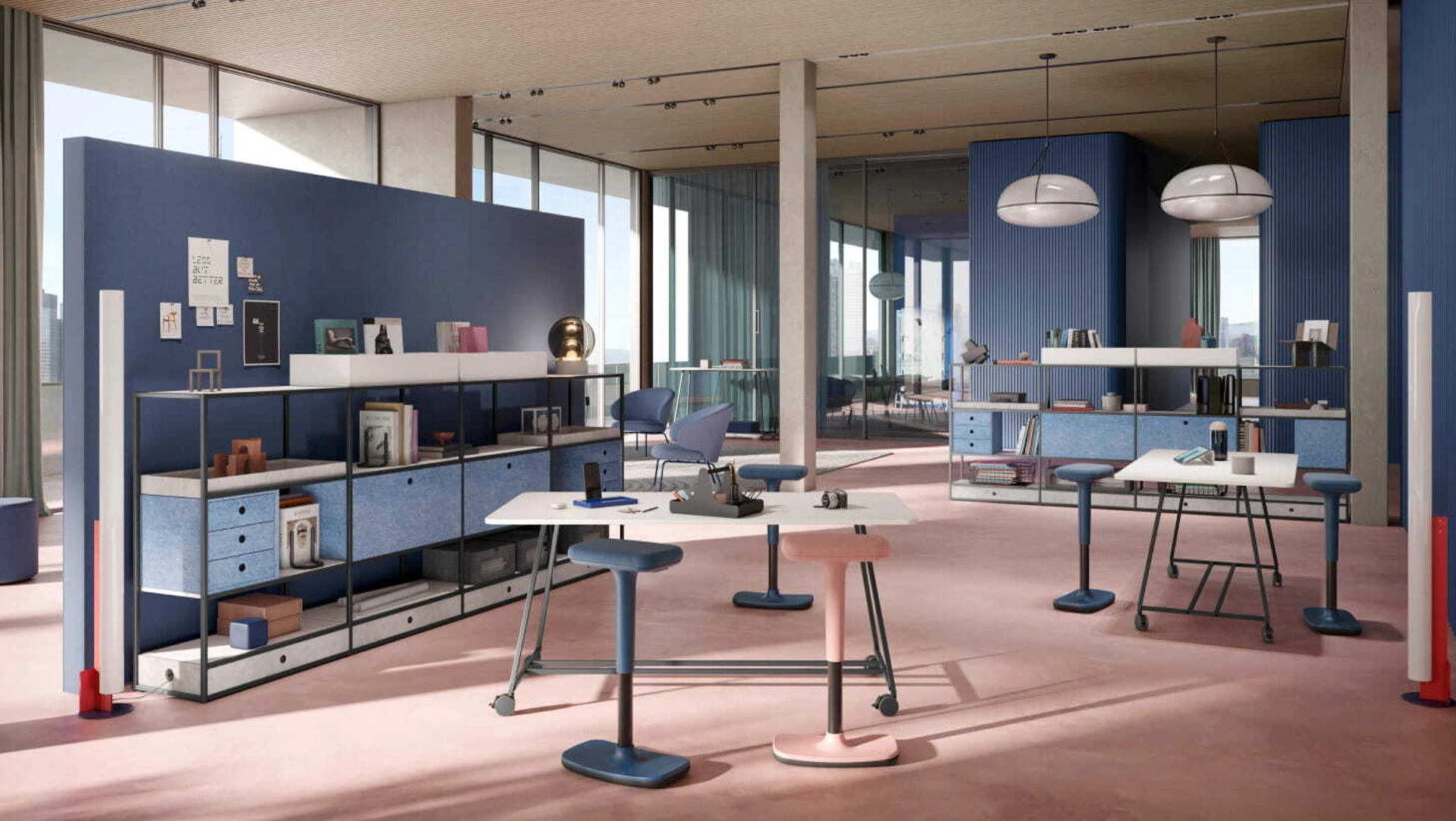 Flexible Büroeinrichtung im Open-Space-Design mit modularen Regalen, mobilen Stehtischen und ergonomischen Hockern in Blau und Rosa.