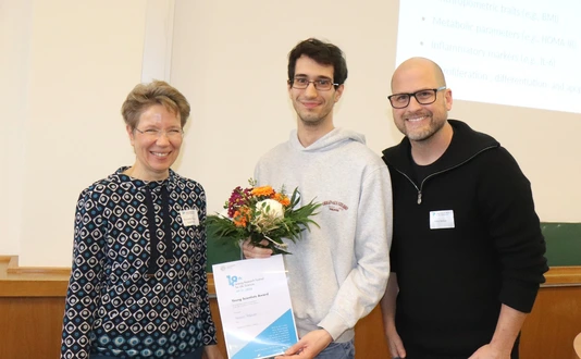 Alessio Pollastri is handed over the Poster Prize at the 18th Leipzig Research Festival