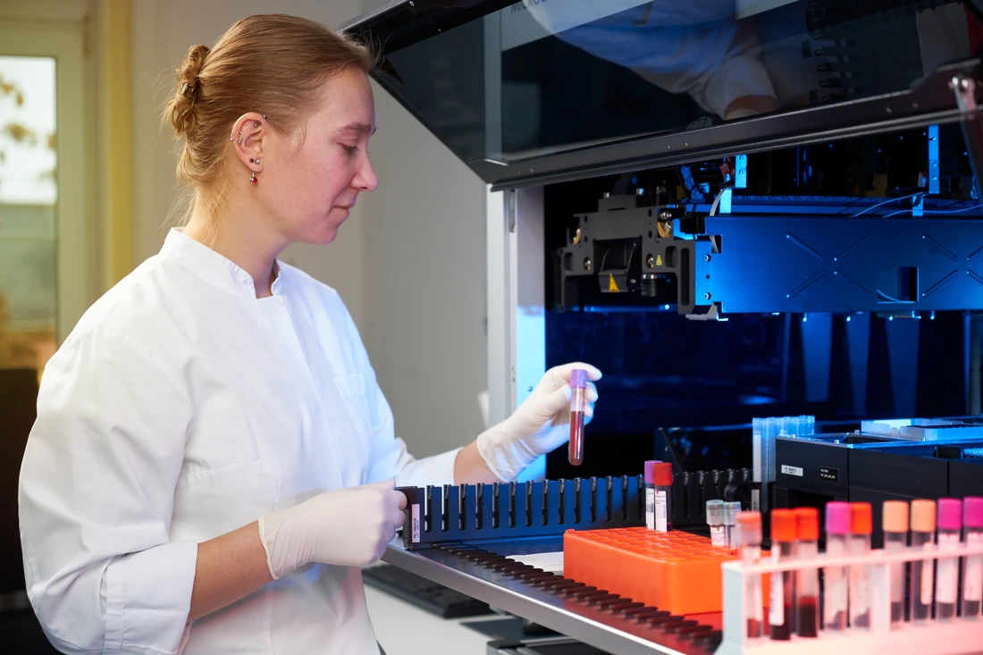 Wissenschaftlerin entnimmt Bioproben