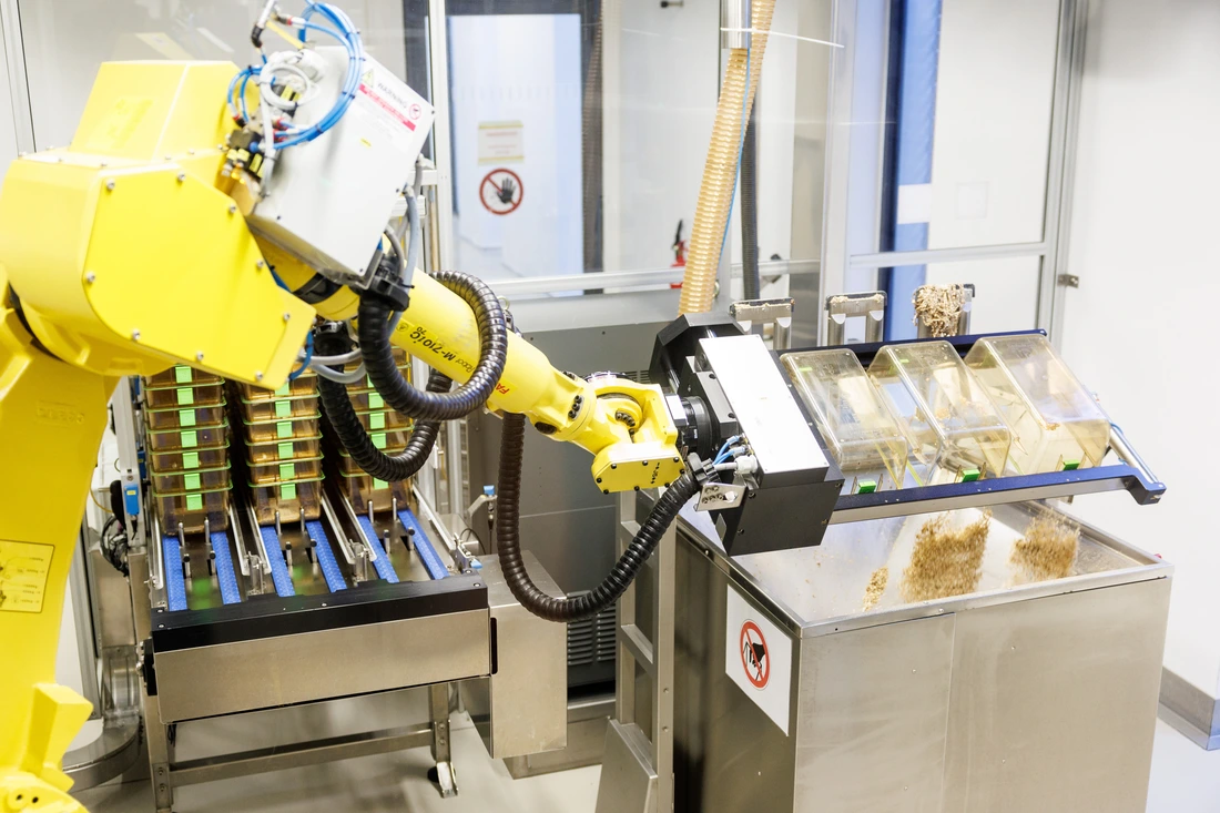 Robot for cleaning animal cages