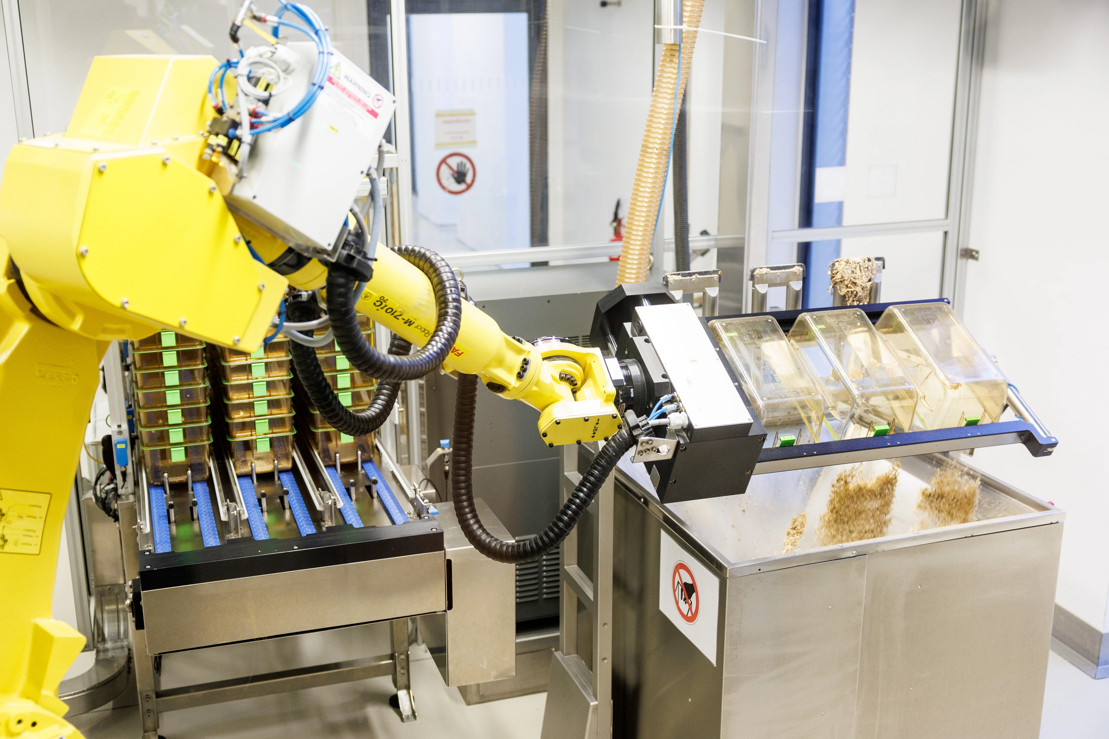 Robot for cleaning animal cages