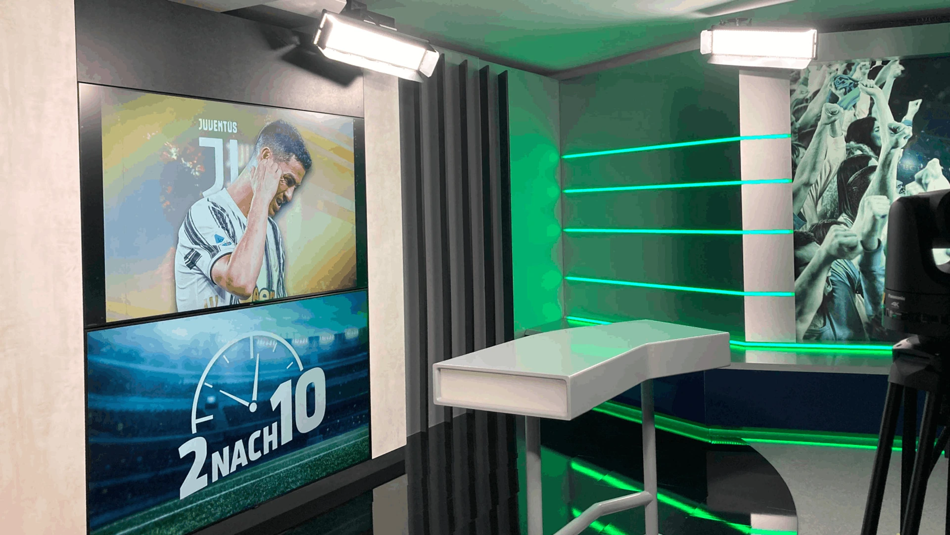 Fernsehstudio mit weißem Moderationstisch von PALMBERG, grünen LED-Streifen und Monitoren mit Schriftzug 2NACH10