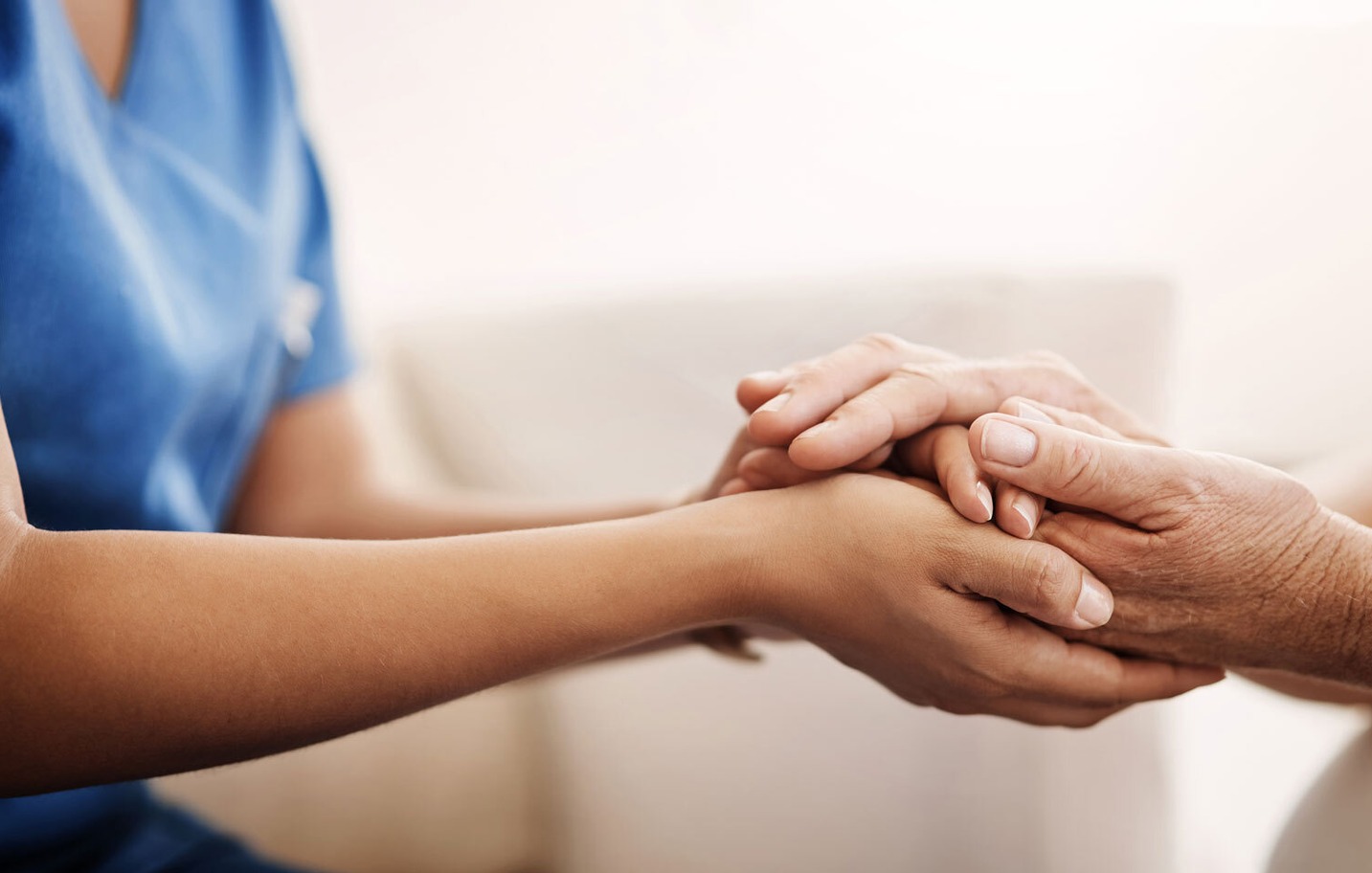 Hände die halten Hoffnung und Zuversicht in der Pflege