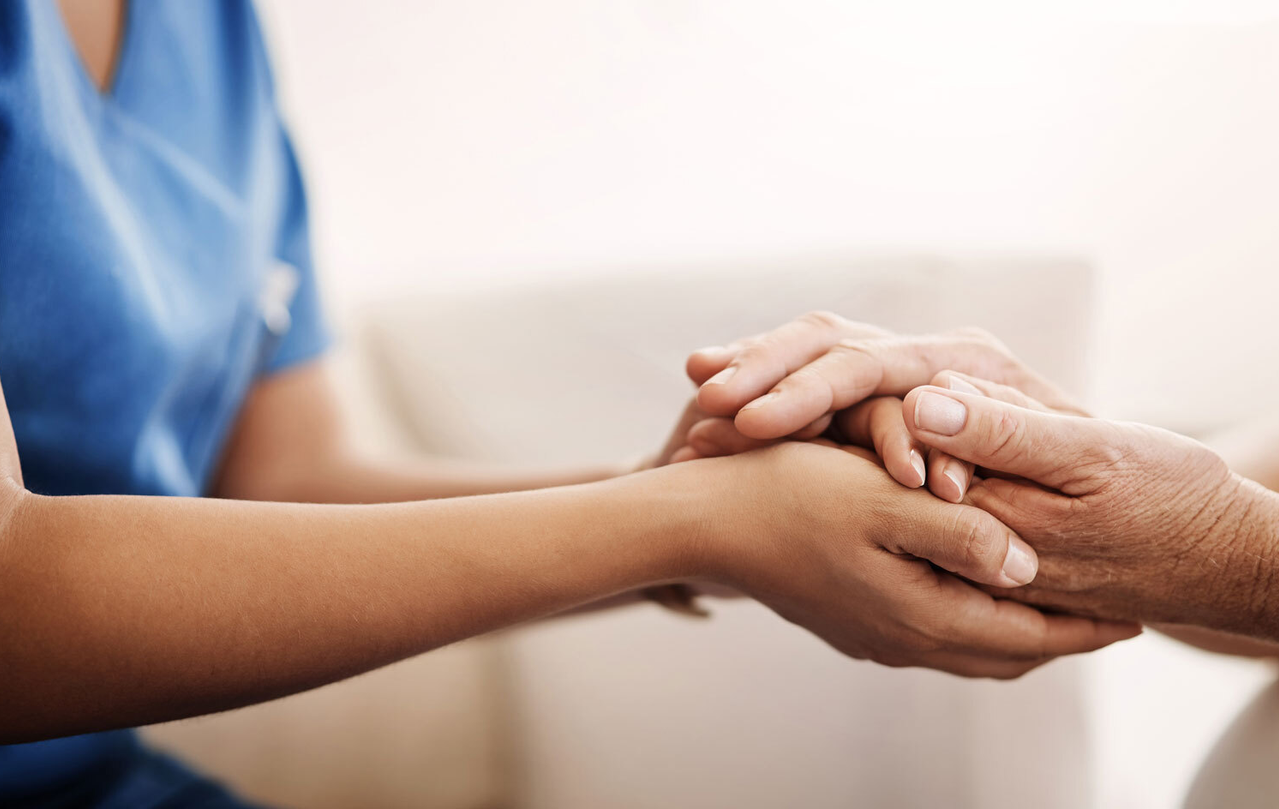 Hände die halten Hoffnung und Zuversicht in der Pflege