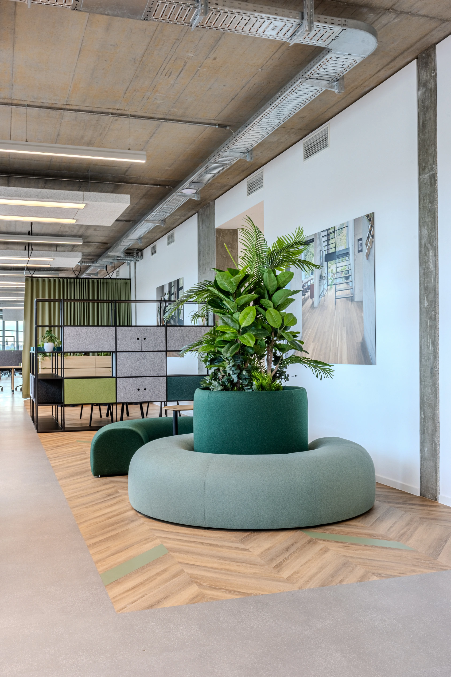 Designflooring_P5_Ambiente; Sitzinsel vor Regal; werbefotograf nikita kulikov