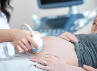 Schwangere bei Ultraschalluntersuchung - Allergie in der Schwangerschaft