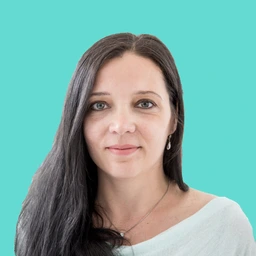 Dana Krueger Setcard Portrait 2000x2000 Cyan