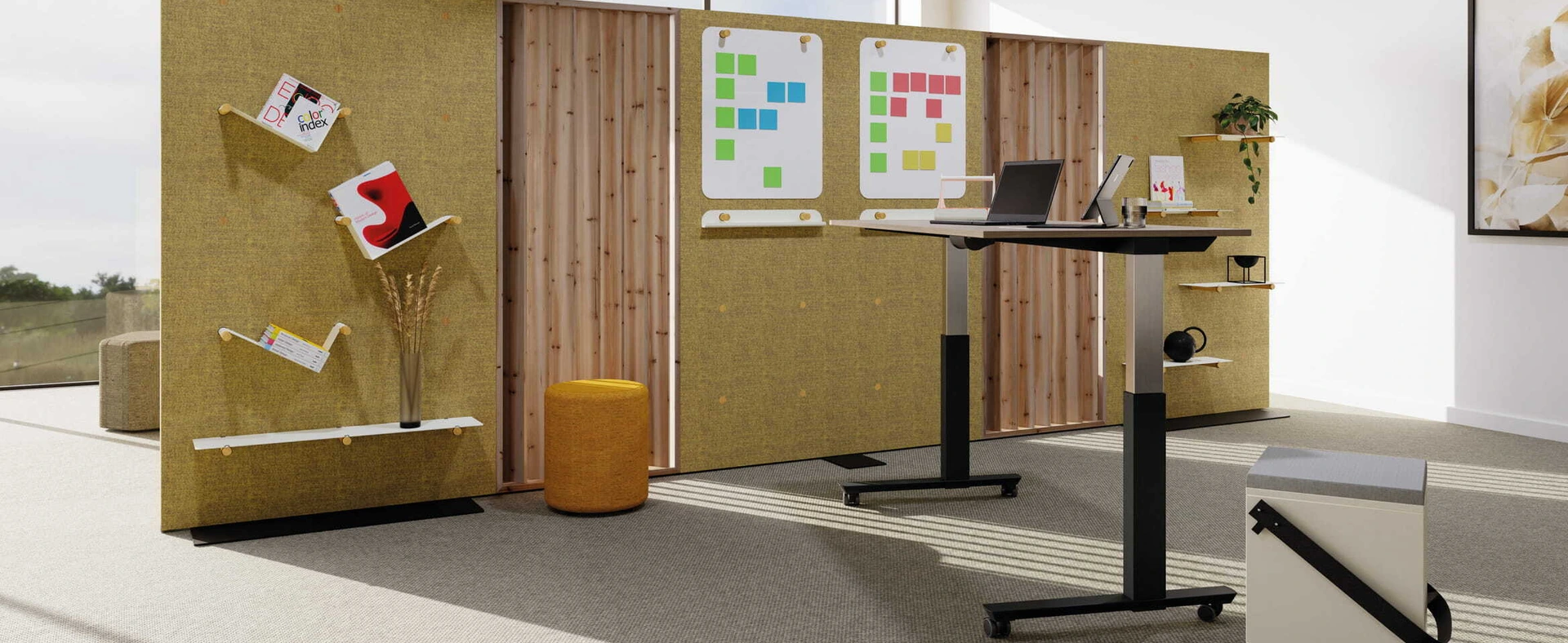 Ein Stehtisch in einem Büro. Eine Trennwand aus Stoff- und Holzelementen grenzt den Arbeitsplatz ab.