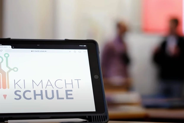 'KI macht Schule' macht KI-Wissen der Öffentlichkeit zugänglich