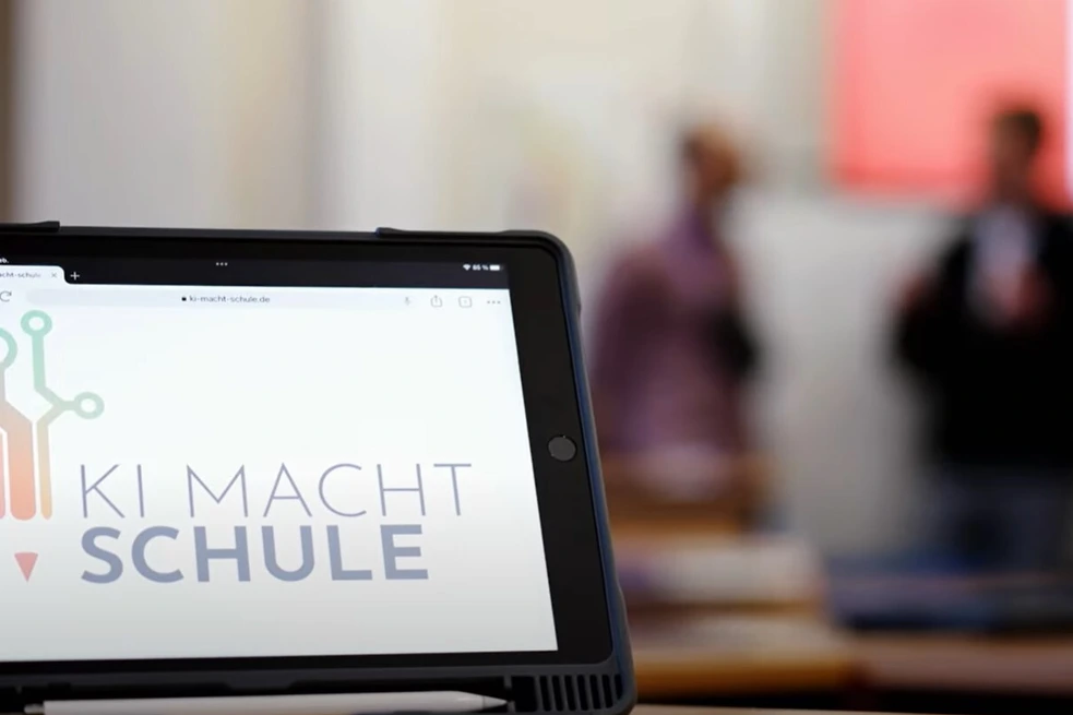 'KI macht Schule' macht KI-Wissen der Öffentlichkeit zugänglich