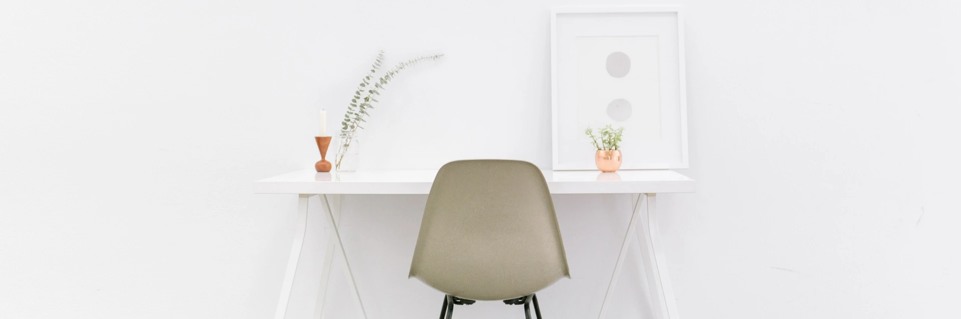 Minimalistische Arbeitsplätze beschränken sich auf das Wesentliche. Genügt das? | © Photo by Bench Accounting on Unsplash