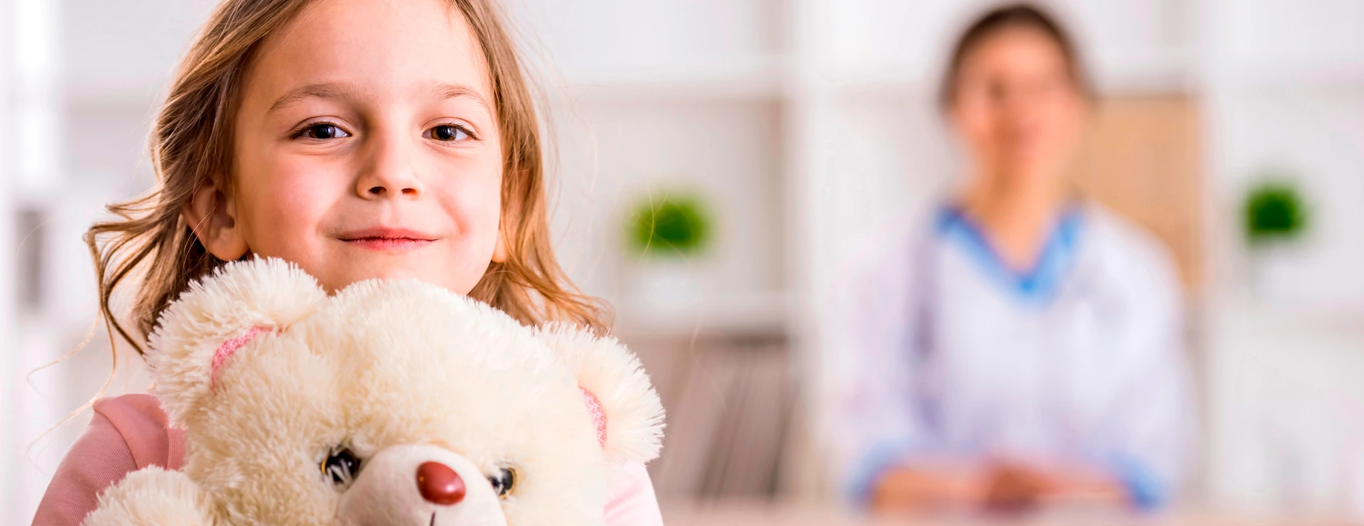 Mädchen mit Teddybär