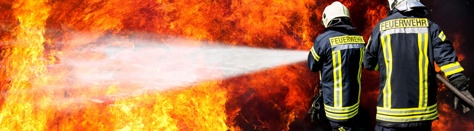 Feuerwehrmänner löschen Brand