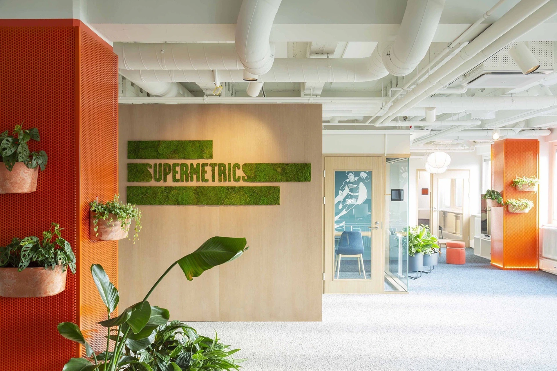 Das supermetrics helsinki office - Moderne Farben und Möbel bekommen durch den grünen Einfluss der Pflanzen eine noch freundlichere Note.