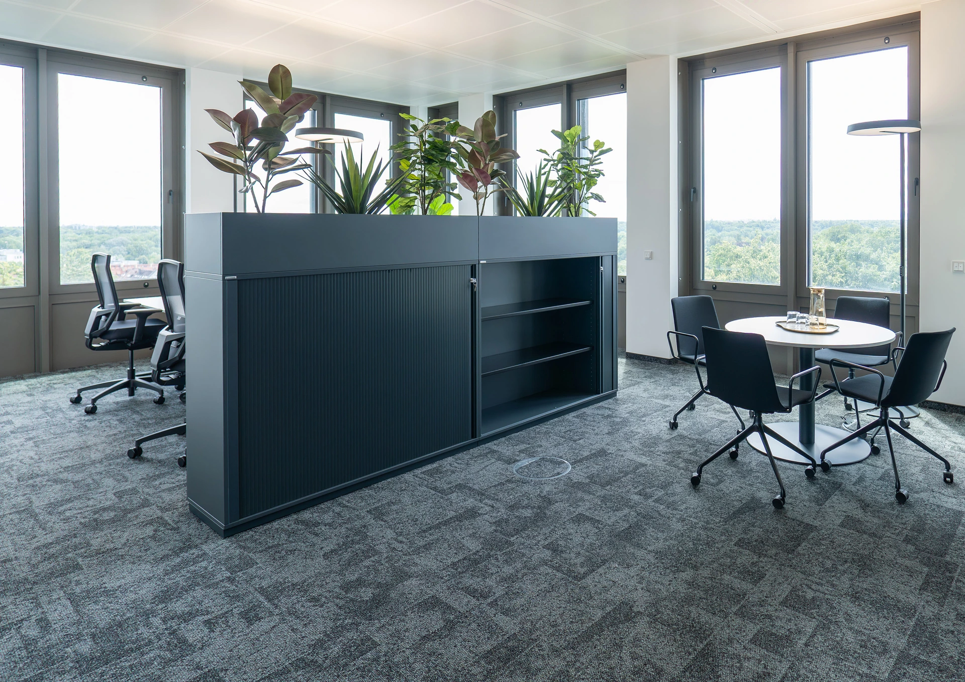 Sideboard Prisma 2, Pflanzaufsatz, Jalousie 3 OH, Beistelltisch