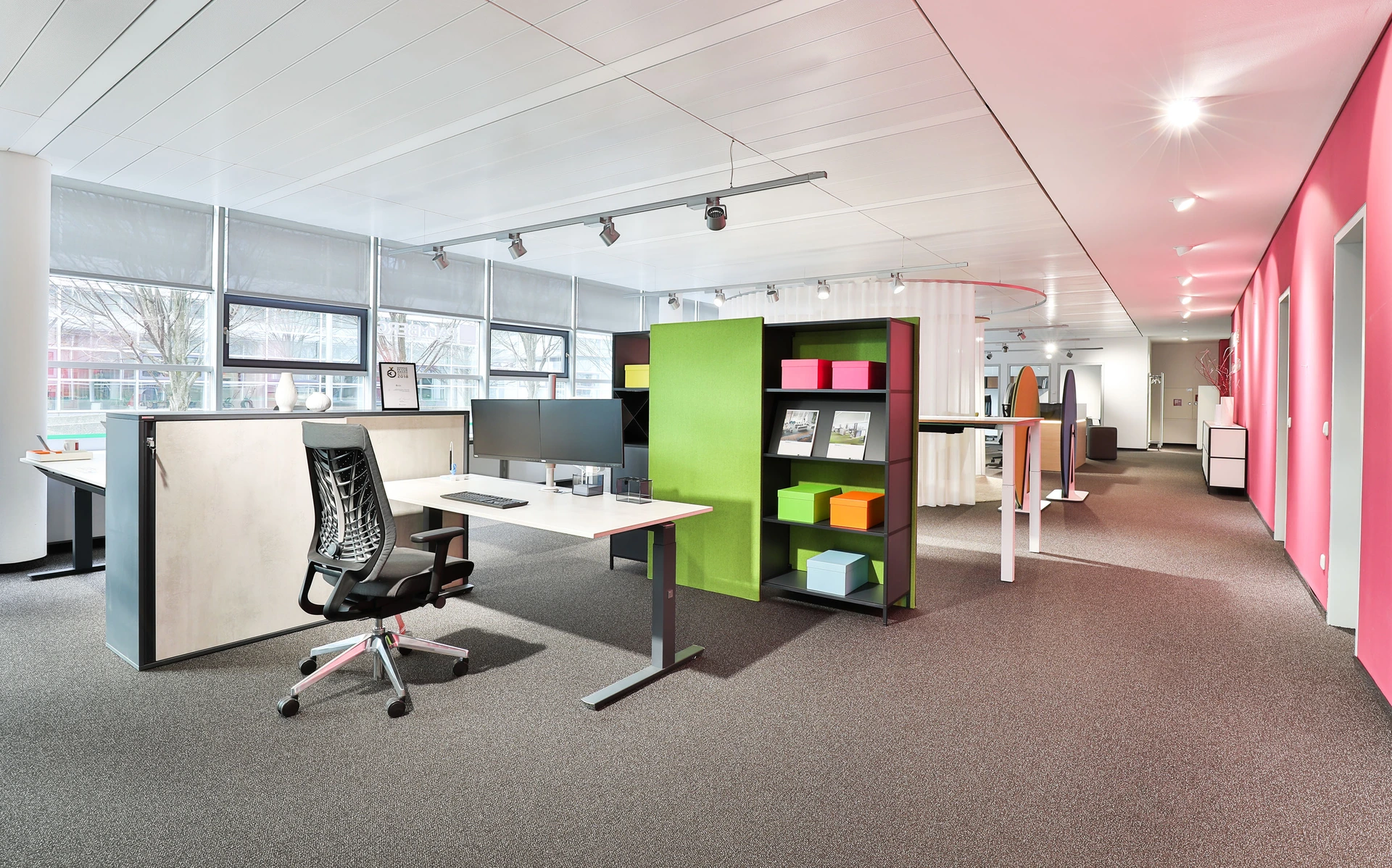 showroom-muenchen-schreibtisch-crew-aktenregal-p4