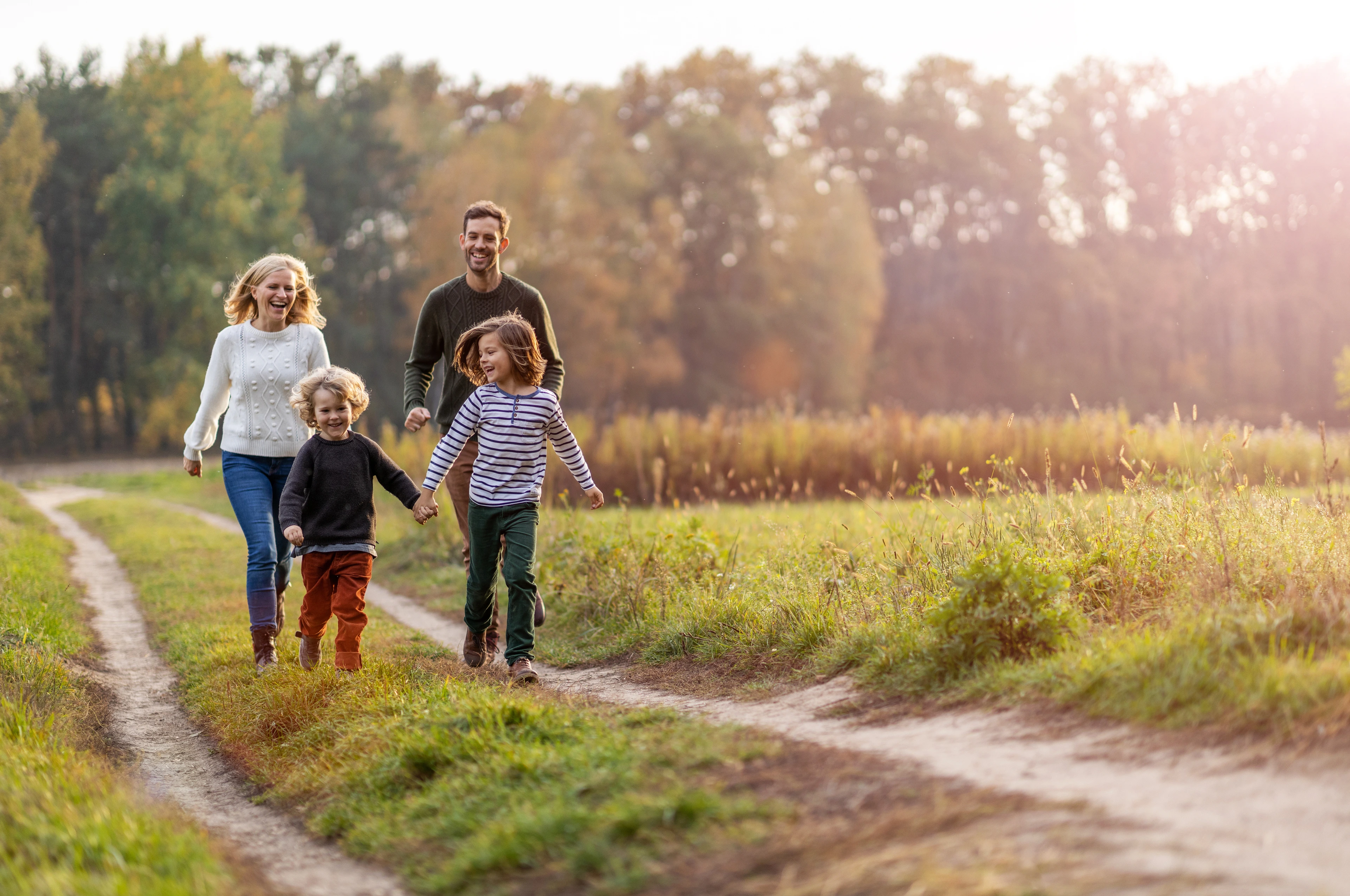 Familie beim Spazieren in der Natur