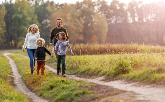 Familie beim Spazieren in der Natur