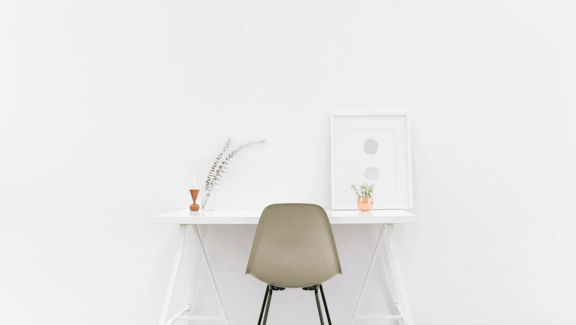 Minimalistische Arbeitsplätze beschränken sich auf das Wesentliche. Genügt das? | © Photo by Bench Accounting on Unsplash