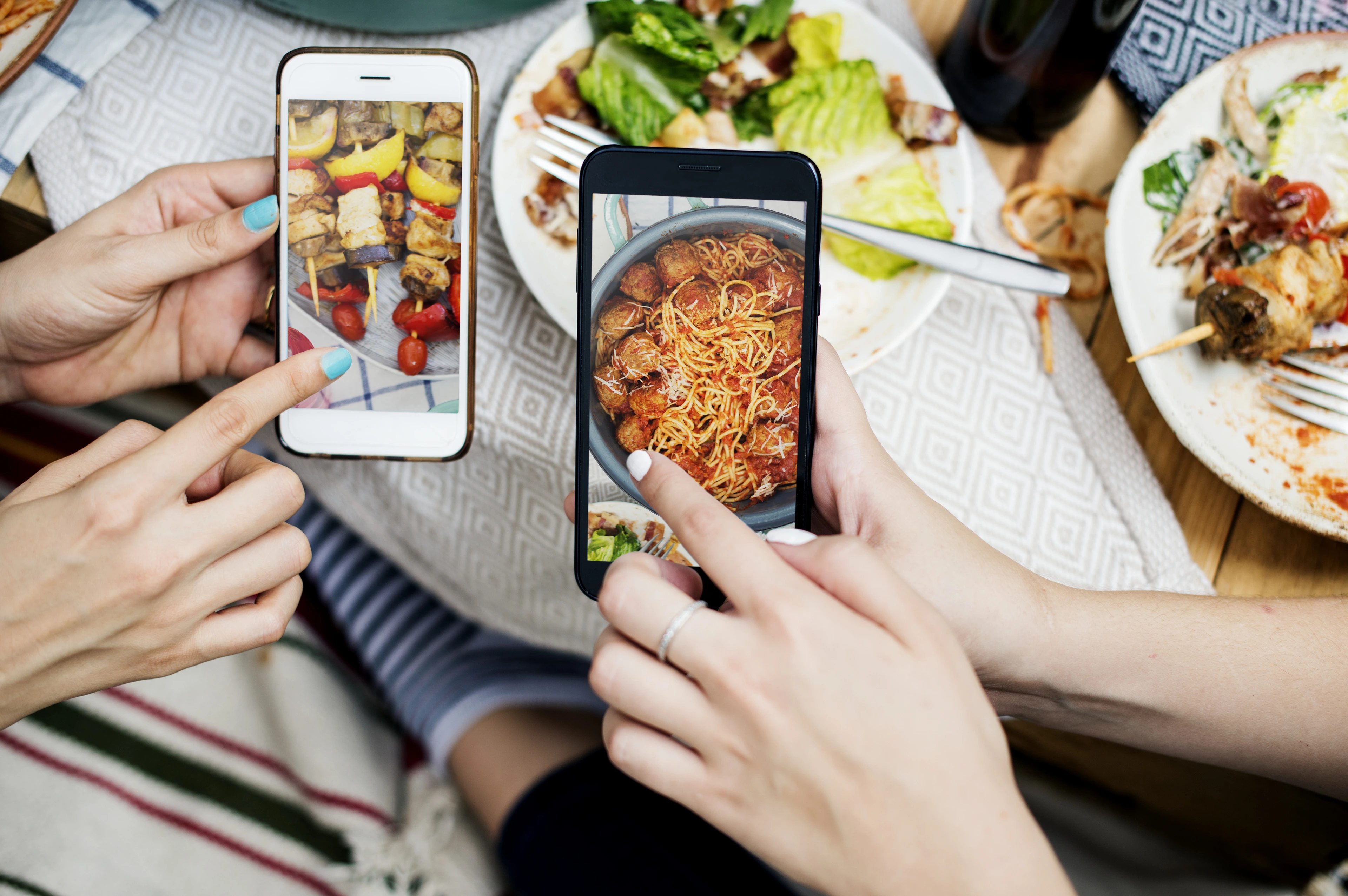 Zwei Smartphone-Bildschirme, die Fotos von Essen zeigen