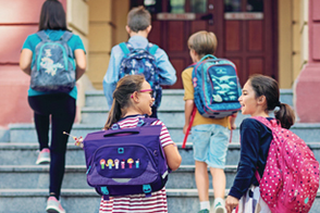 Testcover FEESS 5–6: Mehrere Kinder mit Schulrucksäcken gehen eine Treppe zu einem Schulgebäude hinauf; Titel: ›FEESS 5–6 – Fragebogen zur Erfassung emotionaler und sozialer Schulerfahrungen in der 5. und 6. Klassenstufe‹, Hogrefe.
