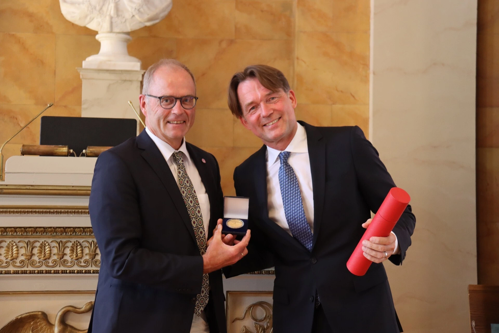 Prof. Matthias Tschöp (rechts im Bild) erhält die Lichtenberg-Medaille 2025, überreicht von Prof. Daniel Göske, dem Präsidenten der Akademie.