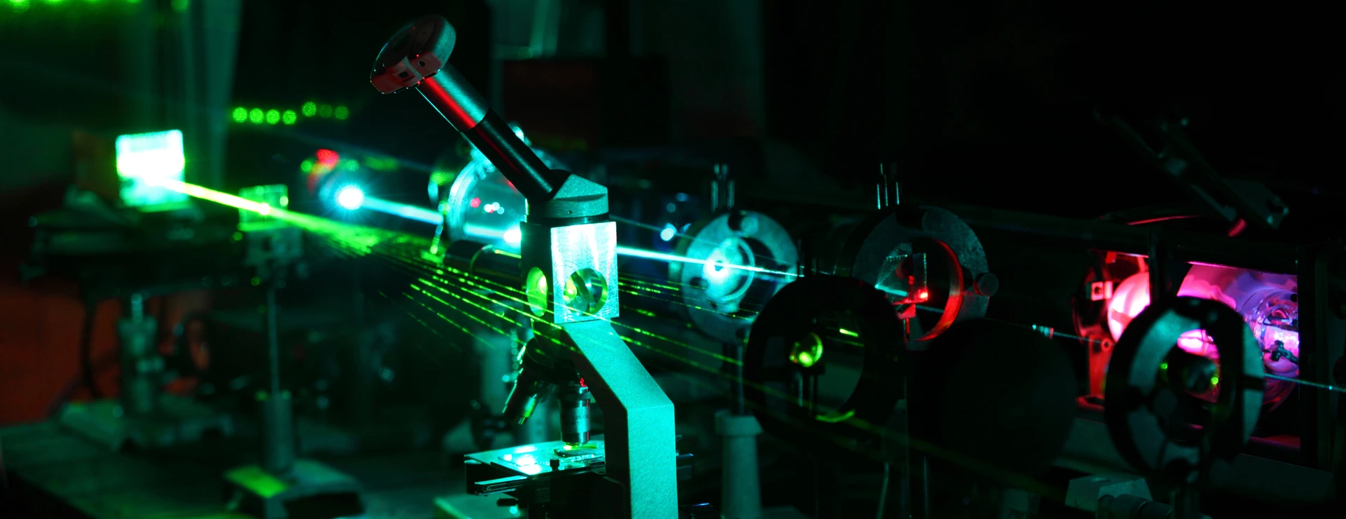 Movement of microparticles by beams of laser in dark lab