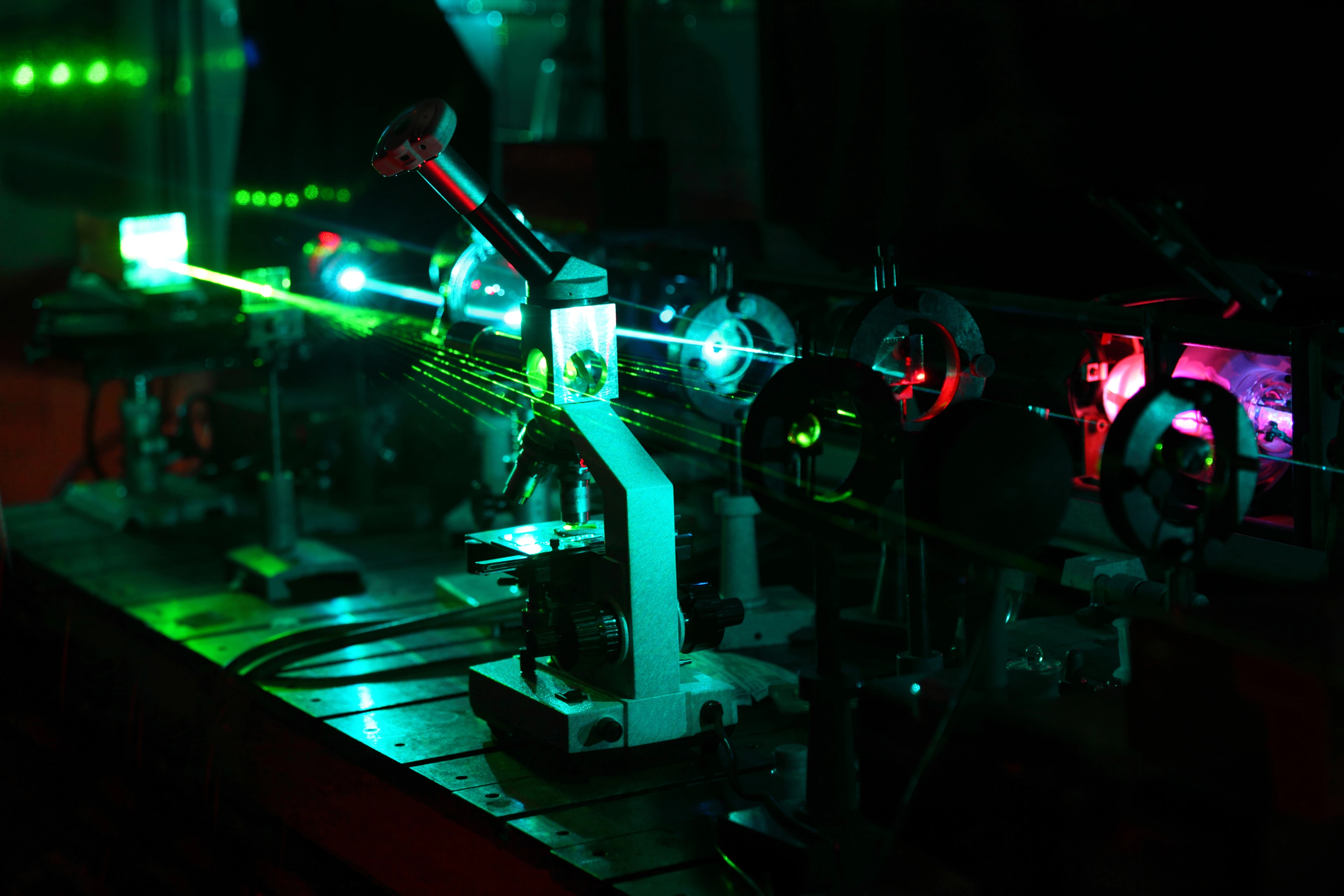 Movement of microparticles by beams of laser in dark lab