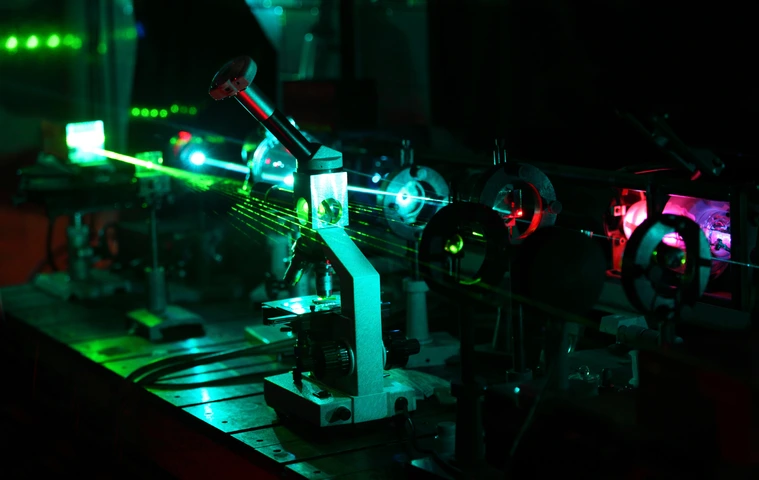 Movement of microparticles by beams of laser in dark lab