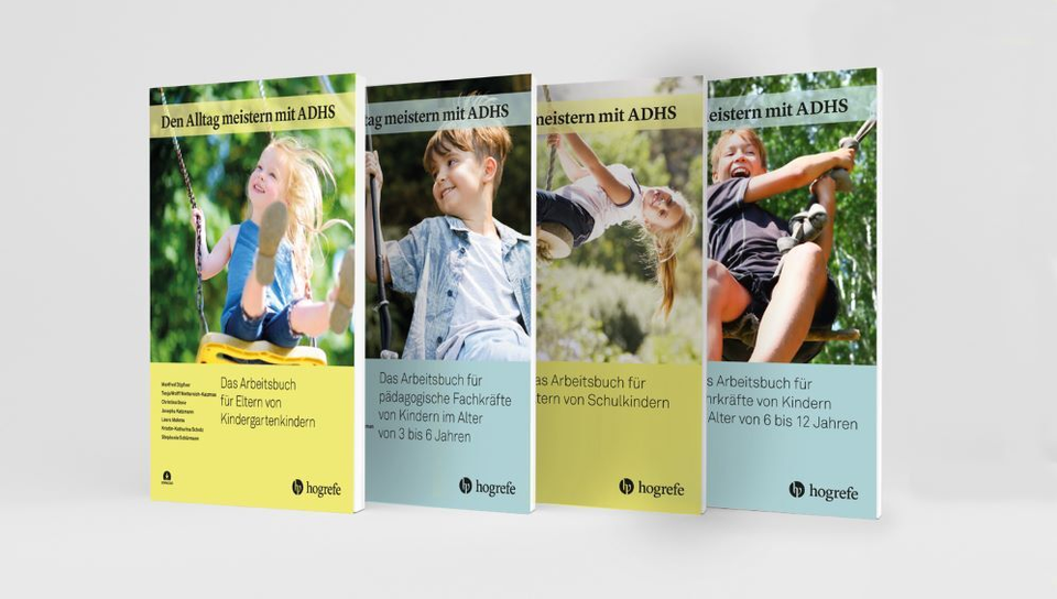 „Vier Buchcover der Reihe ‚Den Alltag meistern mit ADHS‘ aus dem Hogrefe Verlag – Arbeitsbücher für Eltern und pädagogische Fachkräfte von Kindergarten- und Schulkindern