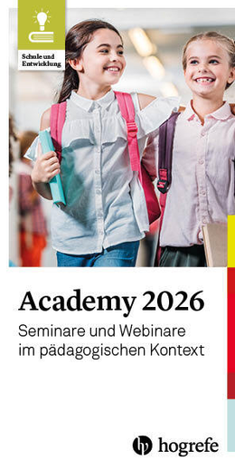 Titelbild Academy 2026: Zwei fröhliche Schulkinder mit Rucksäcken gehen nebeneinander durch einen Schulflur; Text auf dem Cover: ›Academy 2026 – Seminare und Webinare im pädagogischen Kontext‹, Hogrefe.