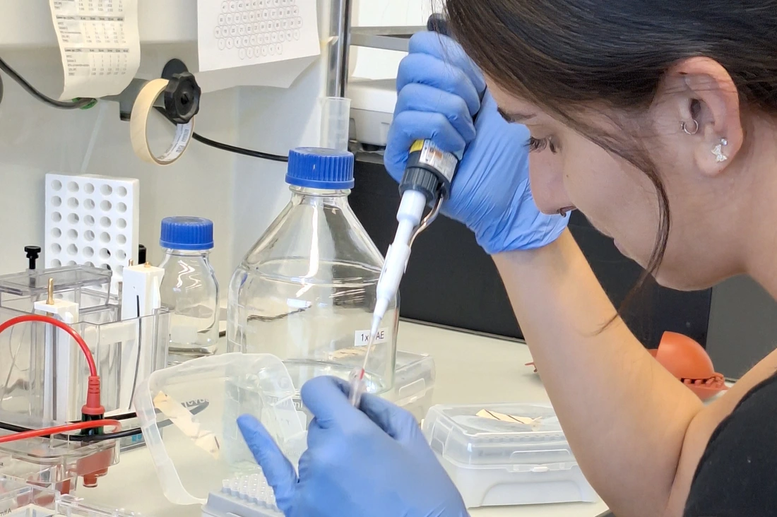 During her residency, Helen Pynor engaged in one-on-one discussions with scientists, learning about their research.