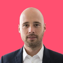 Portrait Frank Moeller 2000x2000 Secard Munich Red