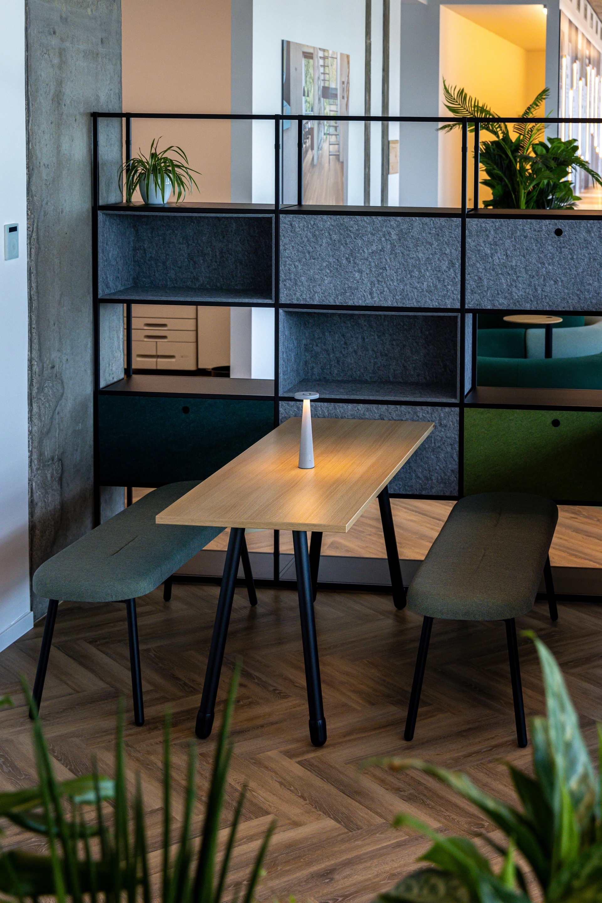 Designflooring_P5_SchwarzStruktur; Phormy Boxen Silber; werbefotograf nikita kulikov