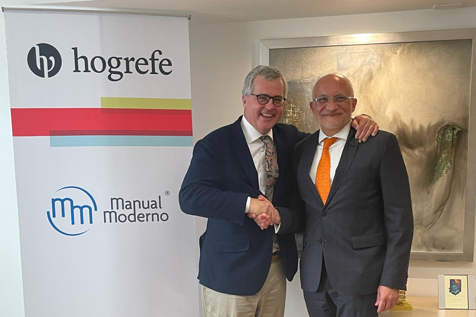 Jürgen Hogrefe and Hugo Setzer after signing