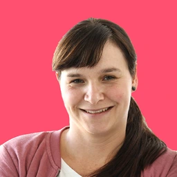 Daniela Friedland Portrait 2000x2000 Munich Red