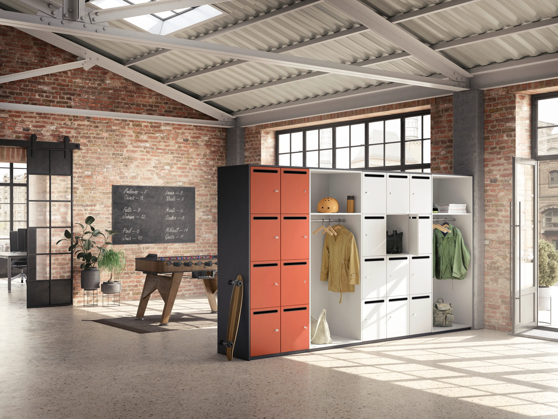 Helles Loft mit PALMBERG-Schranksystem, offenen Garderobenfächern, Skateboard und Tafel mit Namensliste.